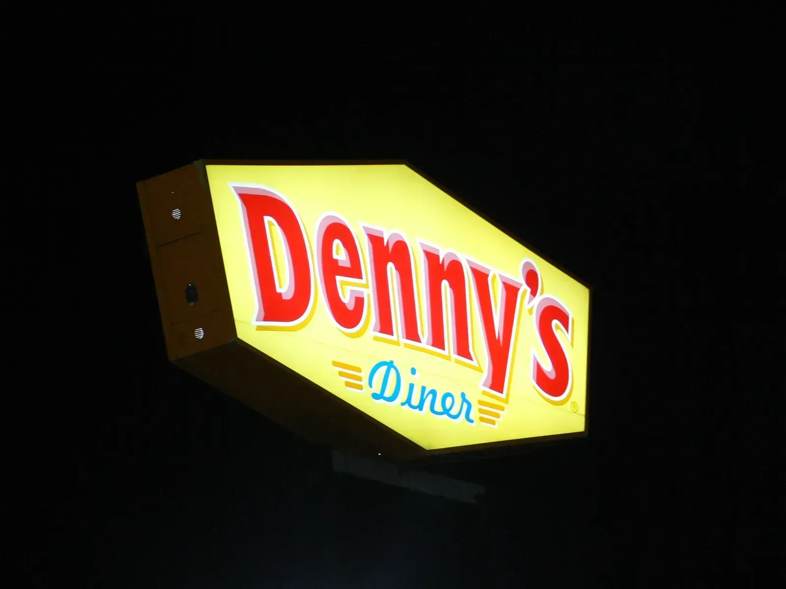 1. Denny's: The 24/7 Diner That Can't Get Basics Right (Image Credits: By Photo: Andreas Praefcke, Public domain)