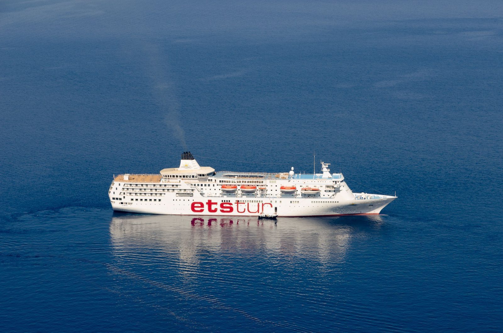 Greece - Santorini Overwhelmed by Daily Cruise Ship Invasions (Image Credits: Wikimedia)