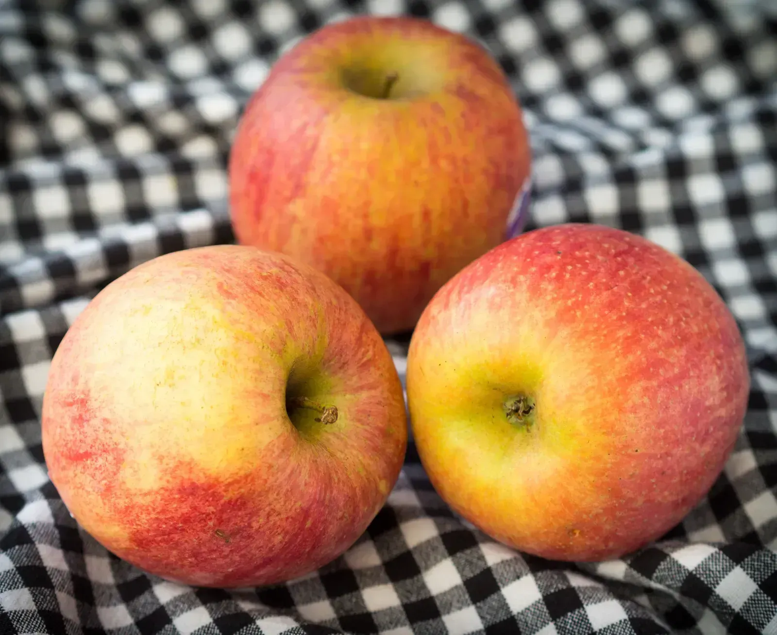Fuji Apples: Polyphenol Powerhouses (Image Credits: Wikimedia)