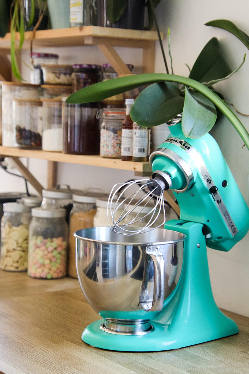 Vintage KitchenAid Stand Mixers Hold Their Ground (Image Credits: Pixabay)