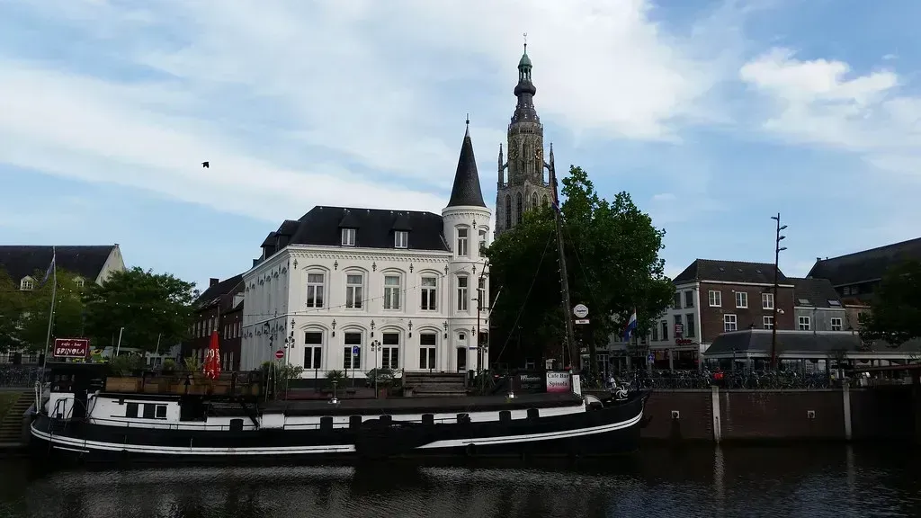 8. Outdoor Cafe Culture Coming Back to Life (Michel Curi, Flickr, CC BY 2.0)