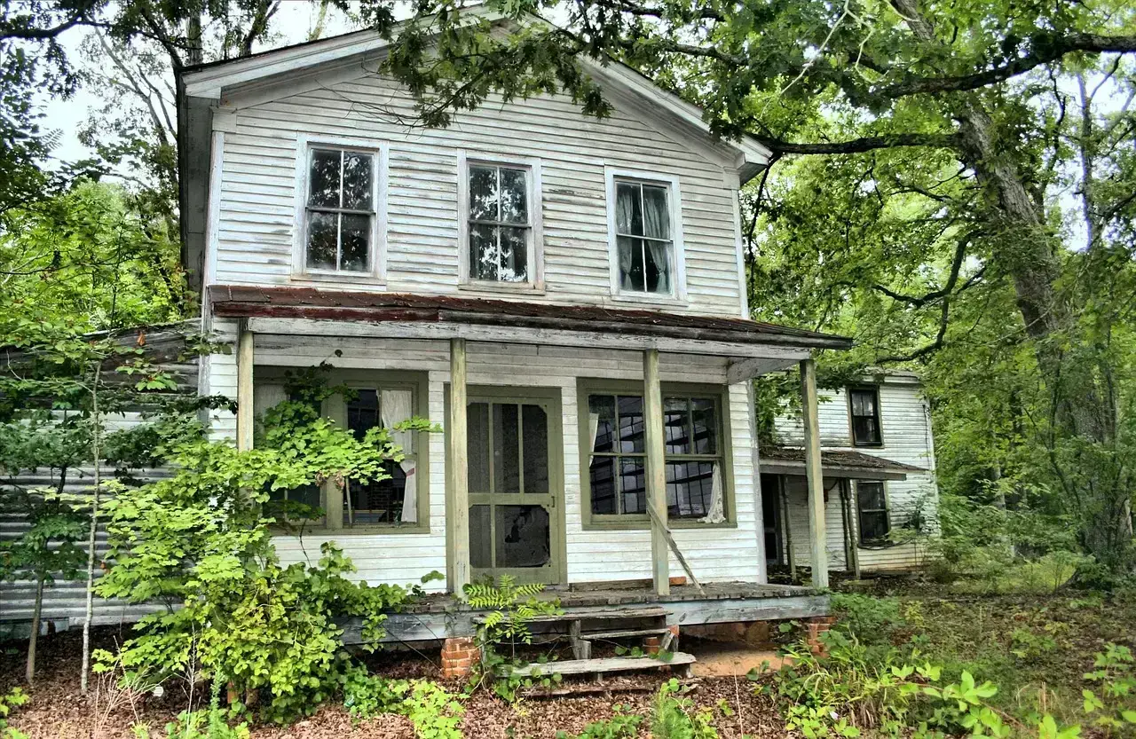 Vacant Properties Create Neighborhood Nightmares (Image Credits: Pixabay)