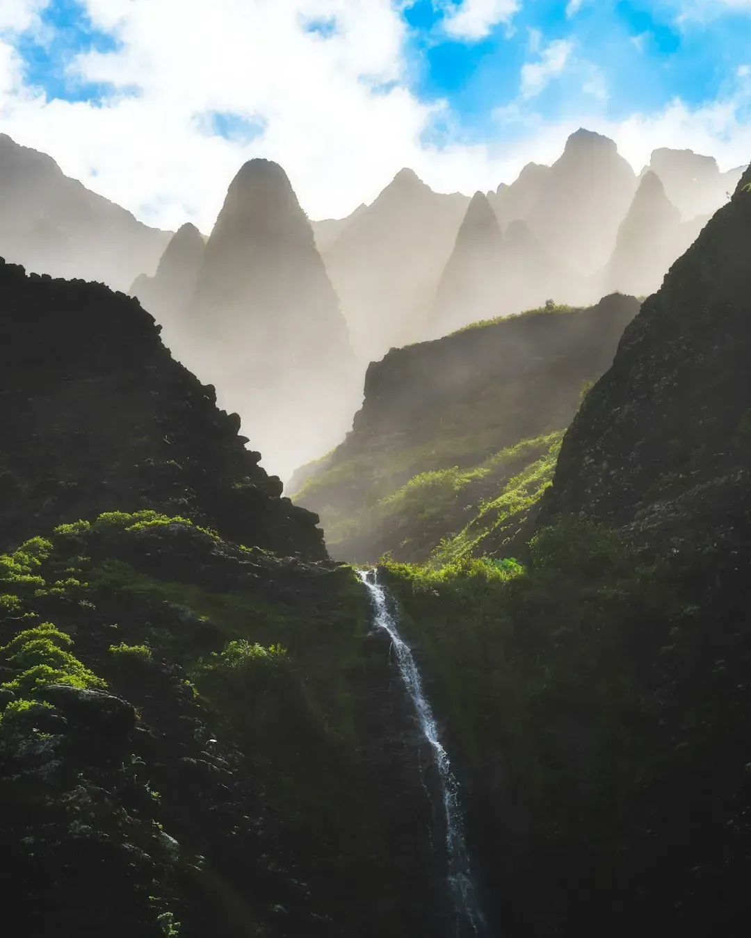 Kalalau Trail, Kauai: Crumbling Cliffside Paradise (Image Credits: Unsplash)