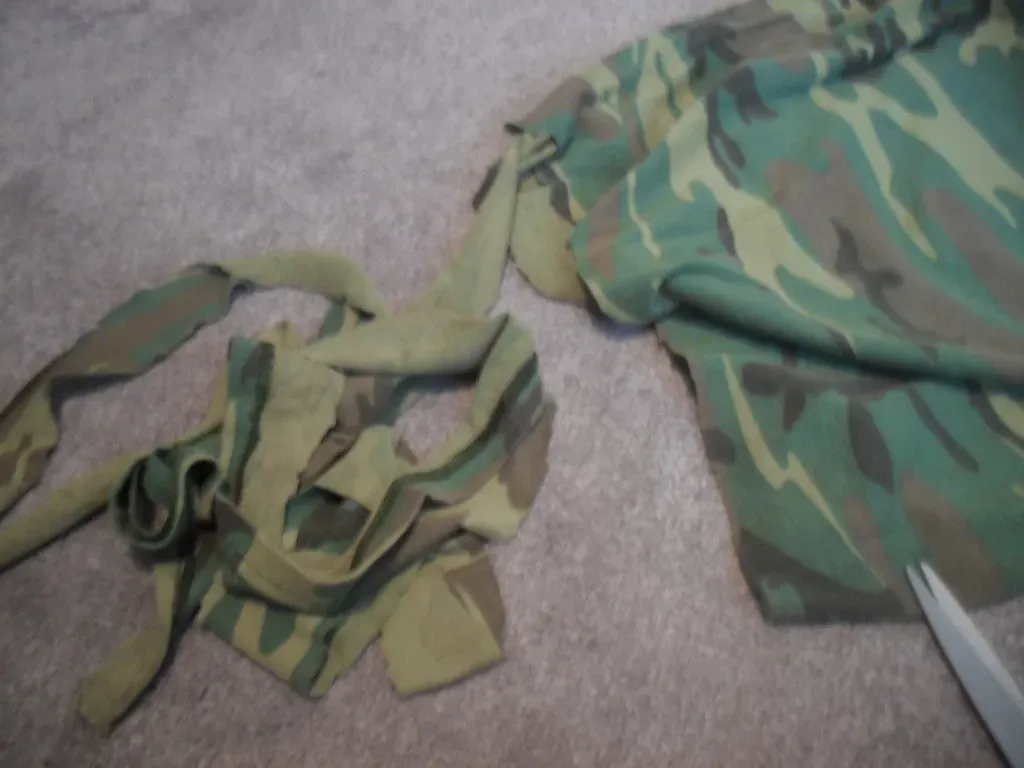 Old T-Shirts Into Yarn and Rags (anniehp, Flickr, CC BY 2.0)