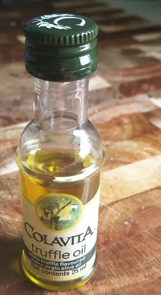 7. Truffle Oil Dishes: Synthetic Glamour in a Bottle (caspiajackmanson, Flickr, CC BY 2.0)