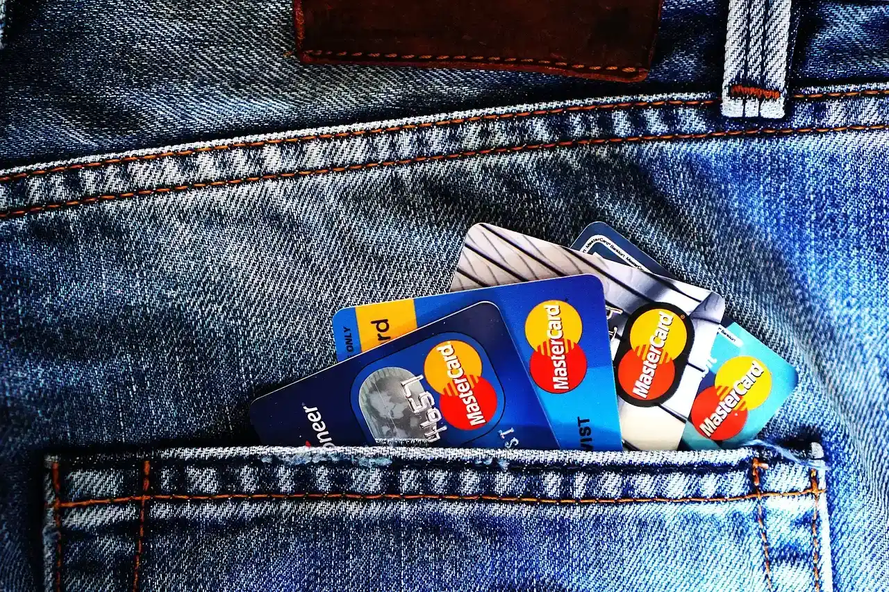 Mistake #5: Closing Old Credit Cards You Don't Use (Image Credits: Pixabay)