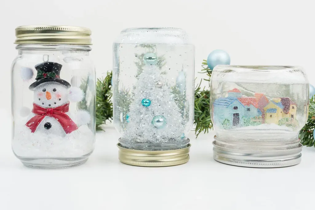 Snow globes and small sealed scenes (Shutterfly Ideas, Flickr, CC BY-SA 2.0)