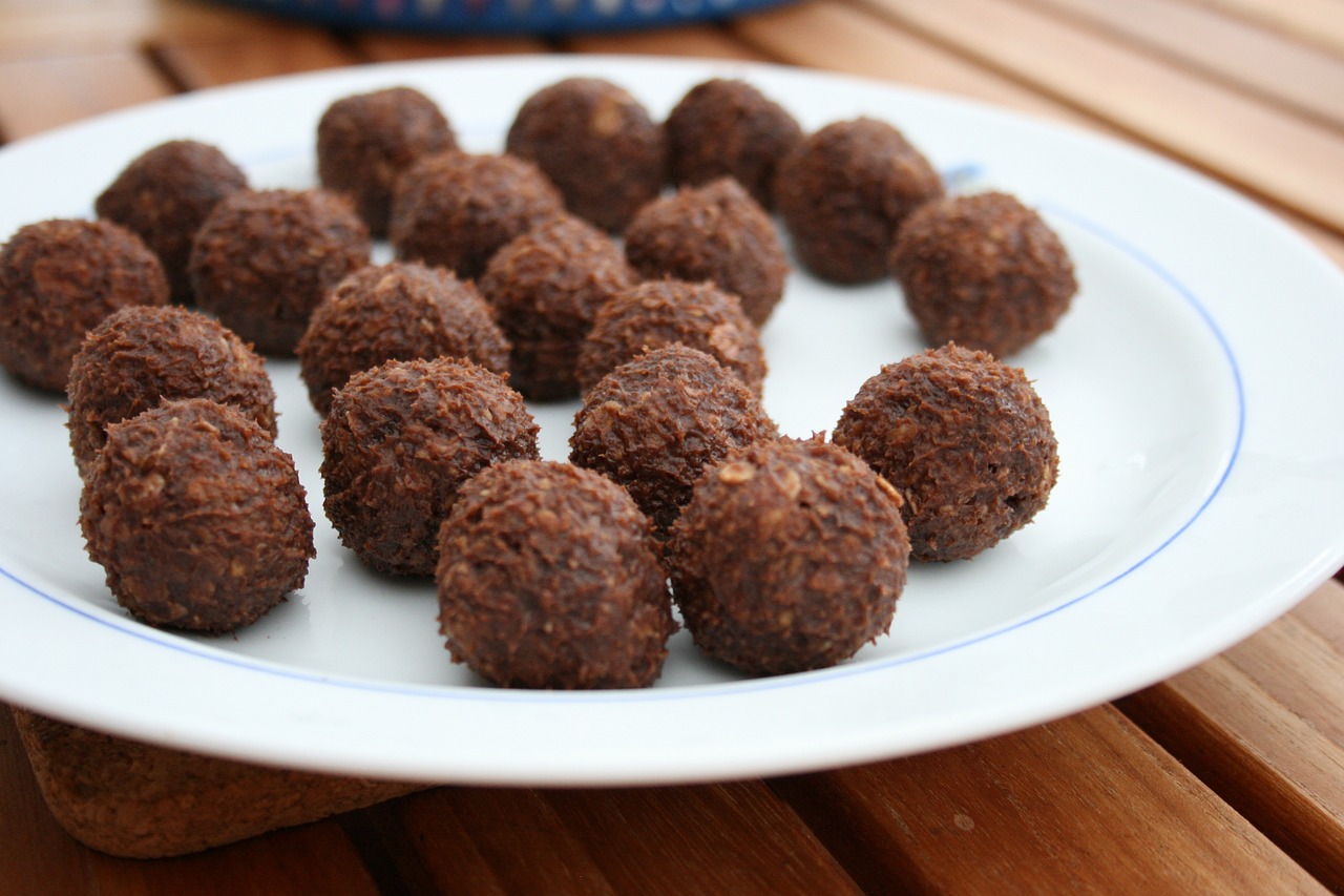 Energy Balls and Homemade Trail Mix (image credits: pixabay)