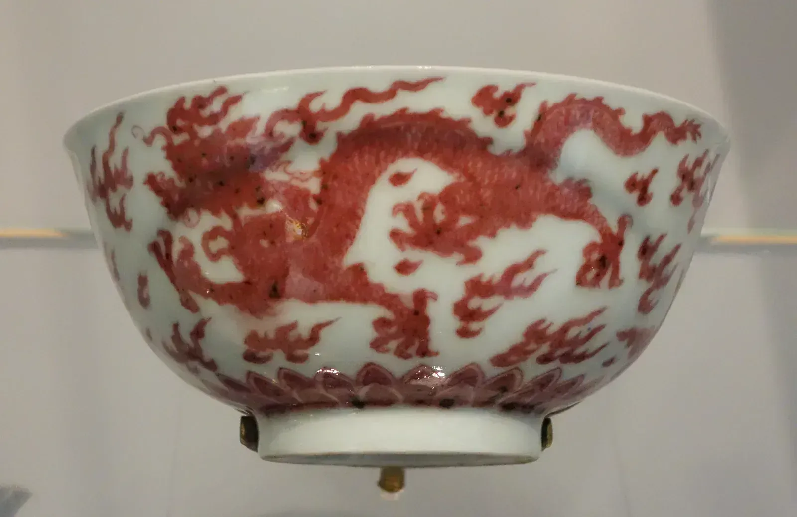 Bernardaud Compagnie des Indes Red (Image Credits: Wikimedia)