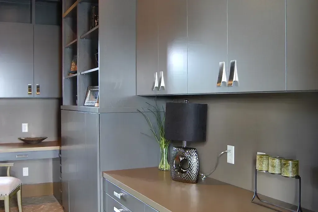 Built-In Shelving and Appliances (Image Credits: Flickr)
