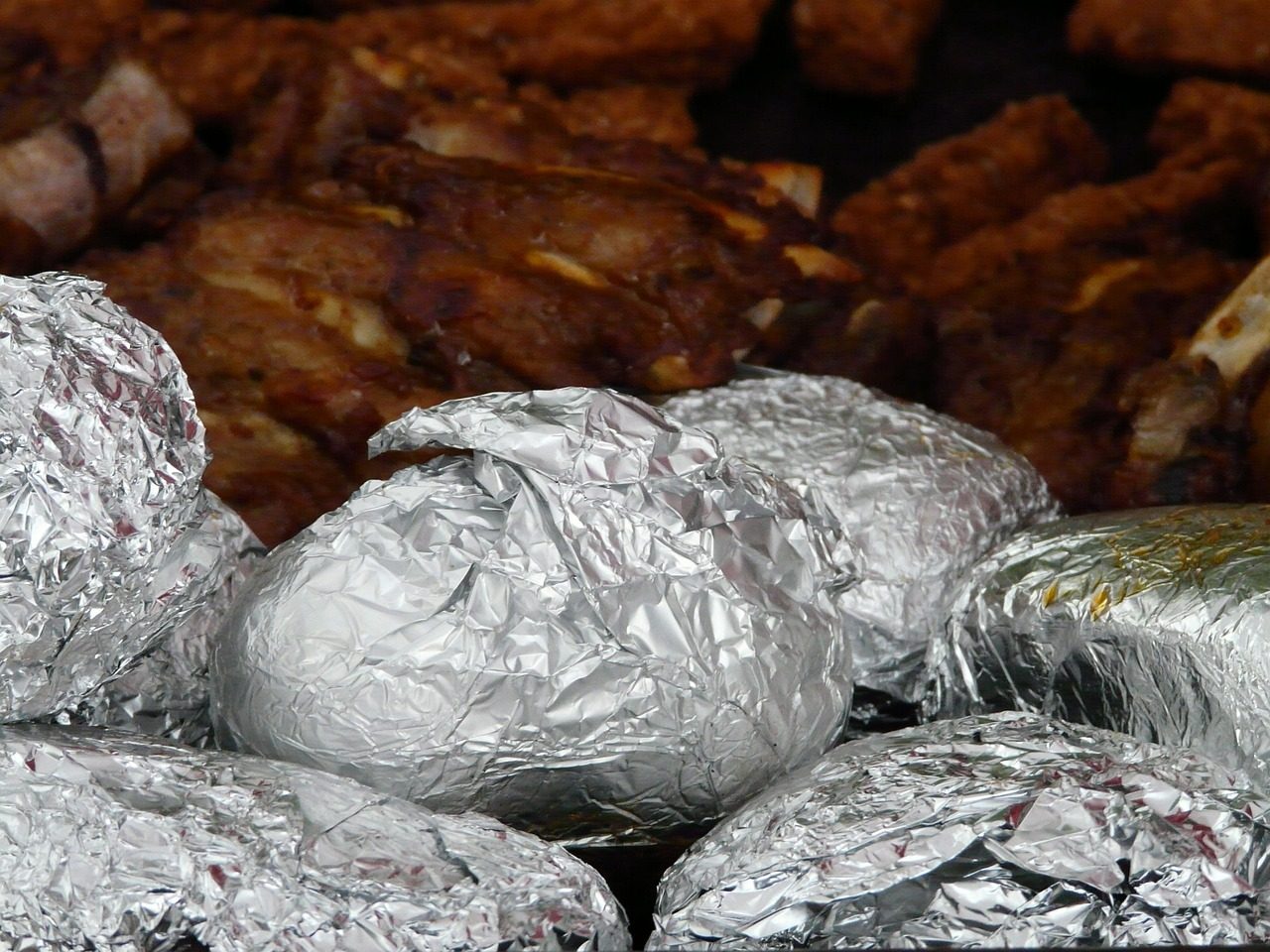 Cooked Potatoes in Foil Create Botulism Hazards (Image Credits: Pixabay)
