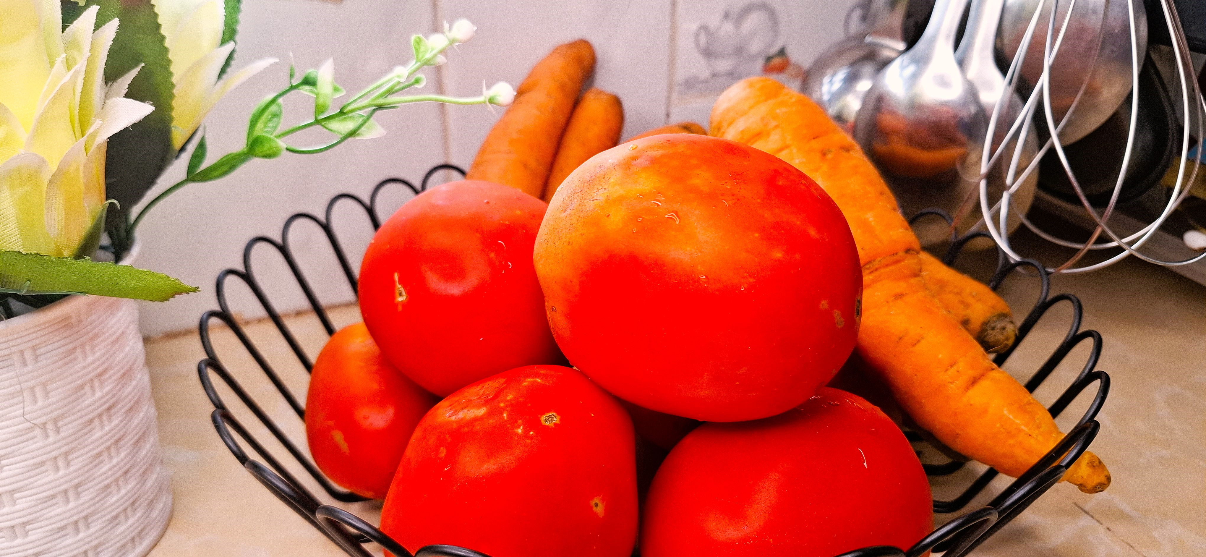 Tomatoes Lose Their Summer Magic (Image Credits: Wikimedia)