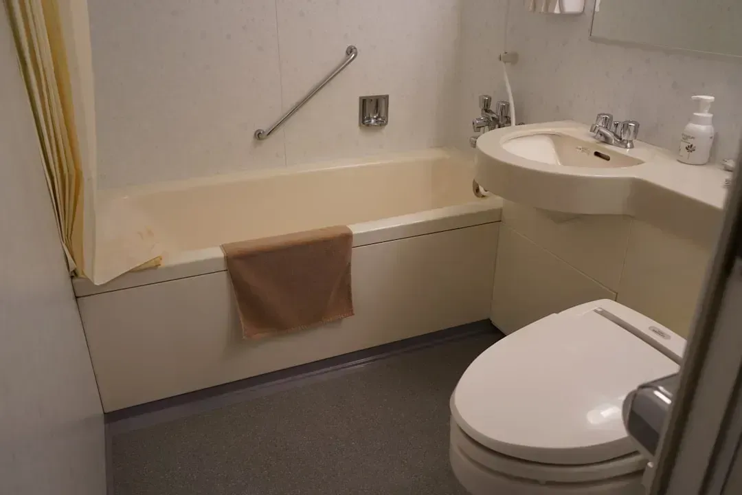 Jetted Tubs Are Soaking Up Space, Not Buyers' Interest (Image Credits: Unsplash)