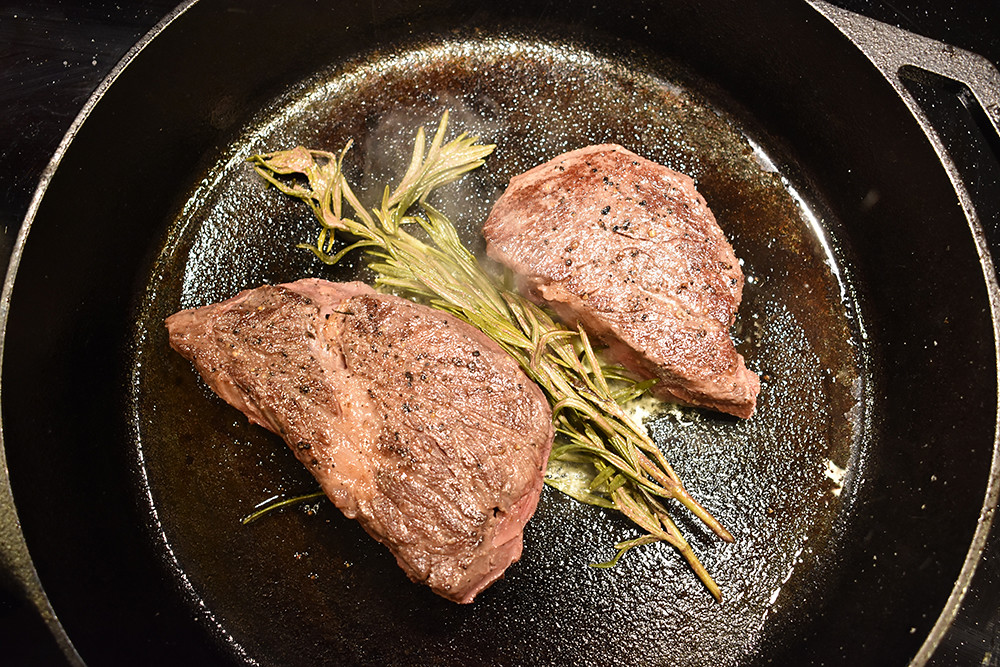 Searing Meat Seals in the Juices (Image Credits: Flickr)