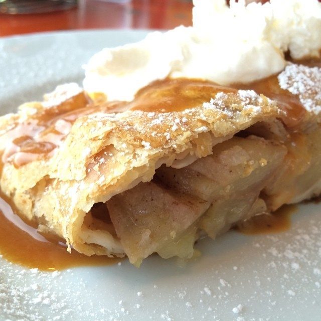 Taco Bell's Caramel Apple Empanada: The Dessert That Shouldn't Have Disappeared (Image Credits: Wikimedia)