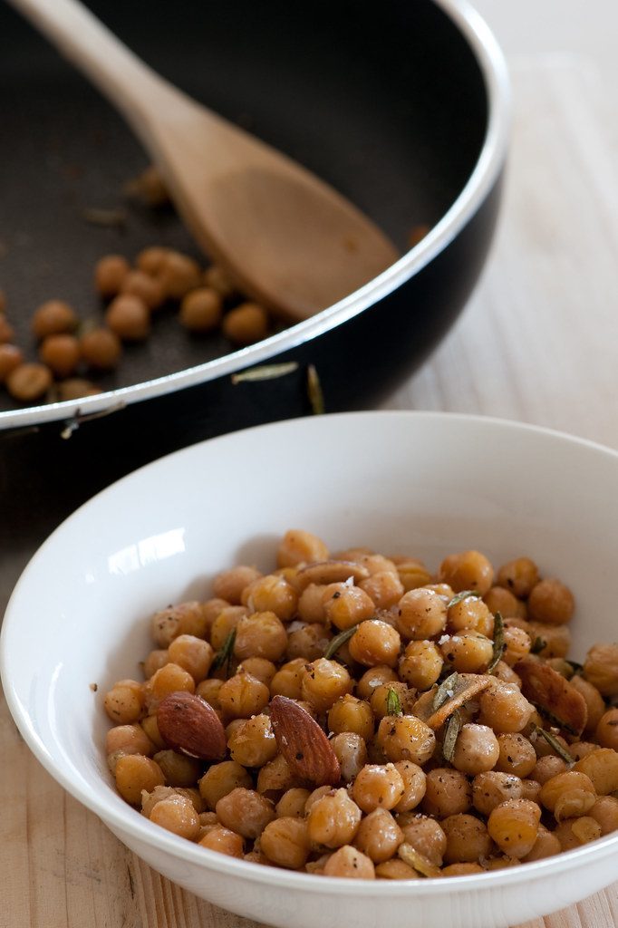 6. Chickpeas: The Protein Multitasker (Image Credits: Flickr)