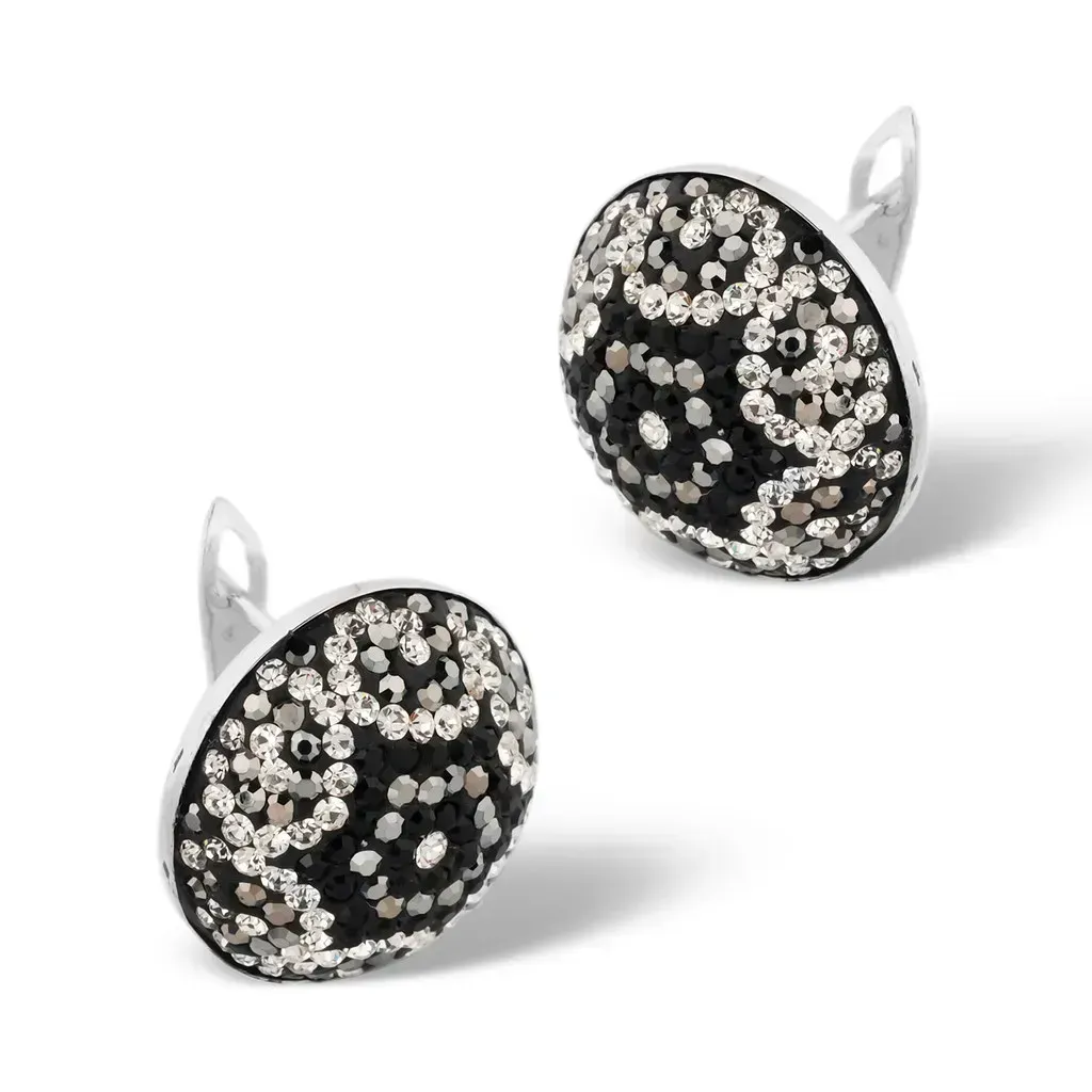 3. Zero Logos. Seriously, None. (Gnilenkov Aleksey, Flickr, CC BY 2.0)