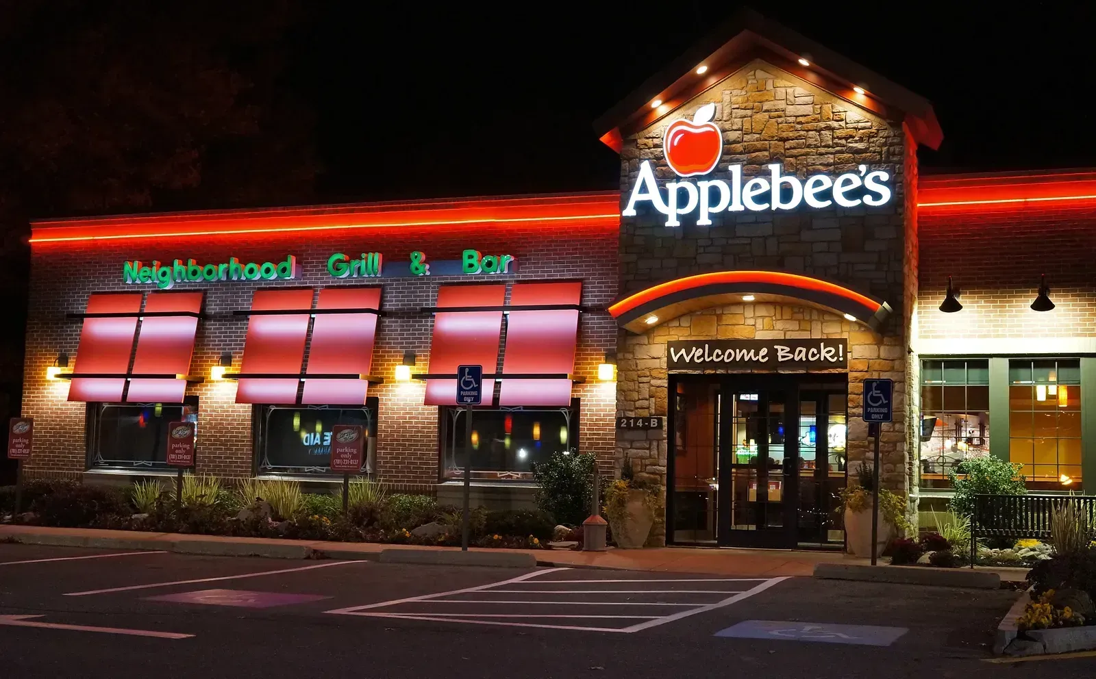 6. Applebee's: The Neighborhood Grill That Feels Like It Gave Up (Image Credits: By Anthony92931, CC BY-SA 3.0)