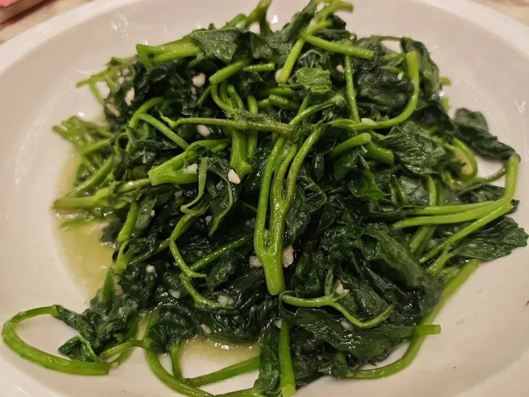5. Cooked Spinach and Leafy Greens: The Nitrate Problem (Image Credits: Unsplash)
