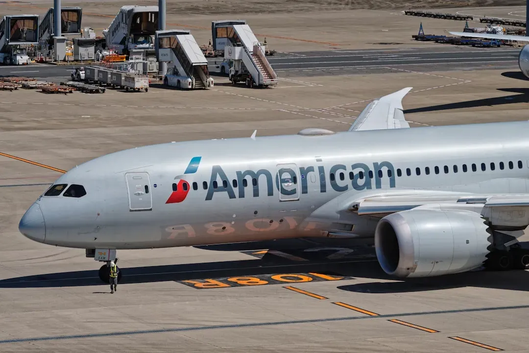 3. American Airlines: The Giant That Keeps Stumbling (Image Credits: Unsplash)