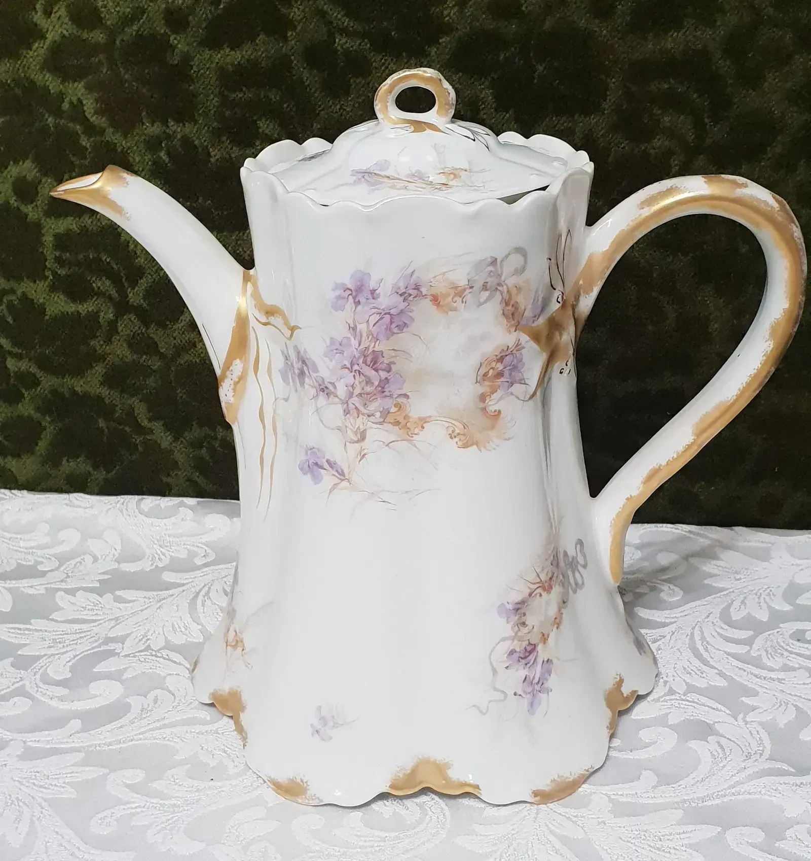 Haviland Limoges with Hand-Painted Designs (Image Credits: Wikimedia)