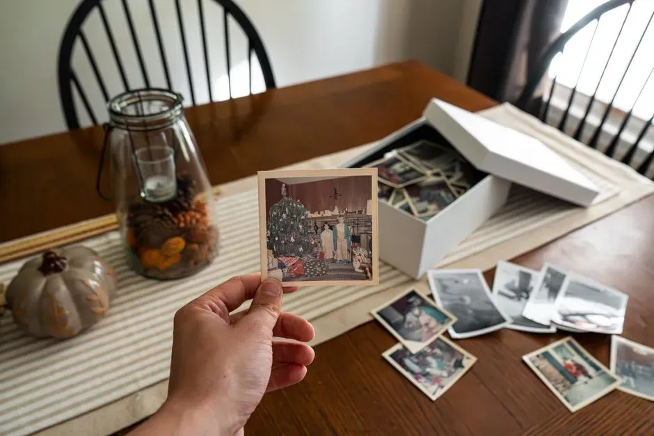 Try a rotating "memory jar" system (Image Credits: Pexels)
