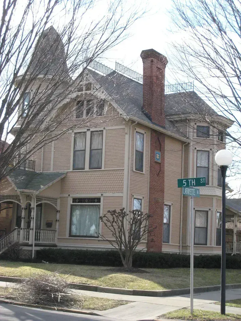 Columbus, Indiana: Architecture and Arts in Small-Town America (Image Credits: Flickr)