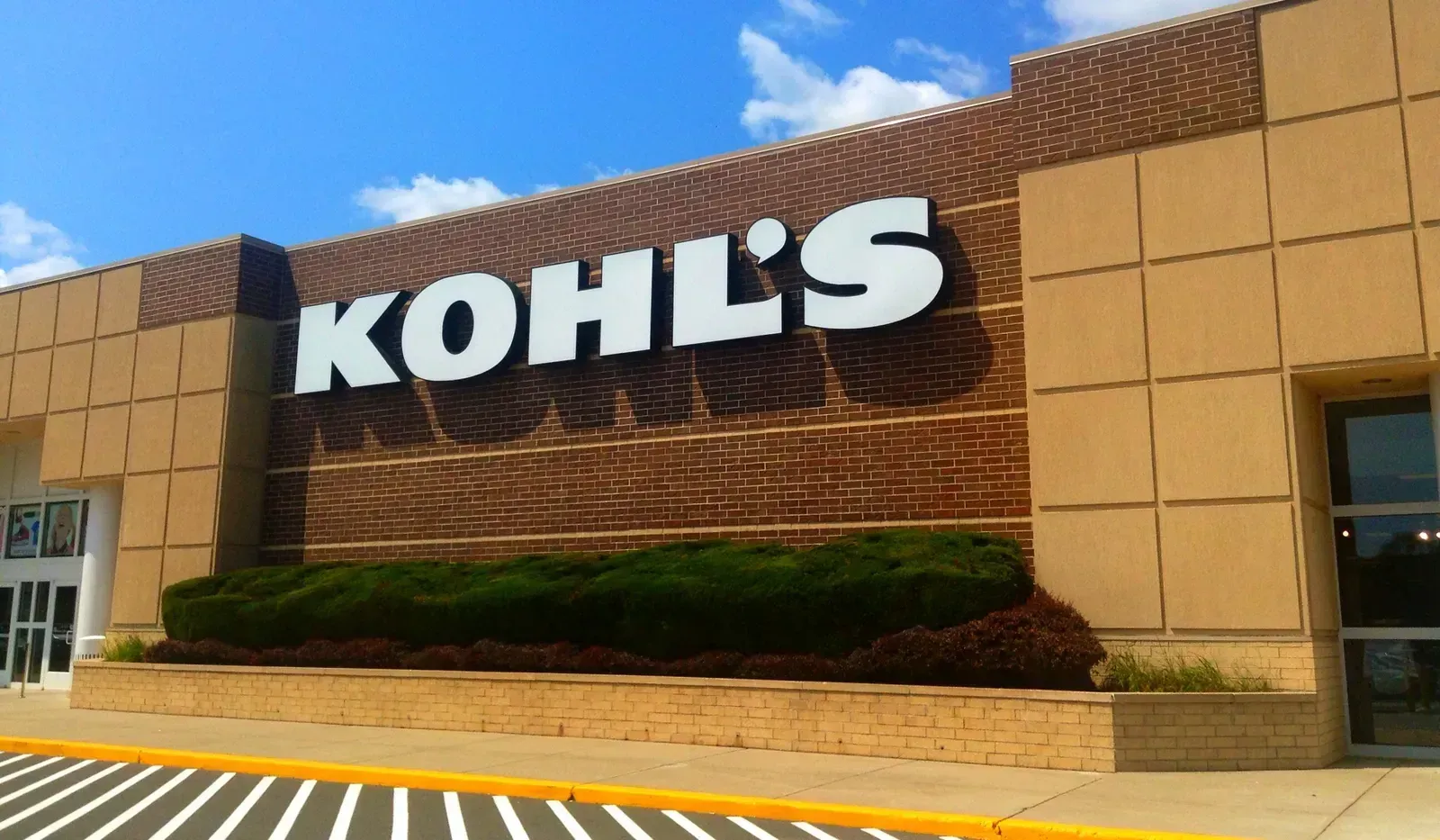 Kohl's: The Budget-Friendly Anchor That's Breaking Loose (Image Credits: Kohl's, CC BY 2.0, https://commons.wikimedia.org/w/index.php?curid=91582094)