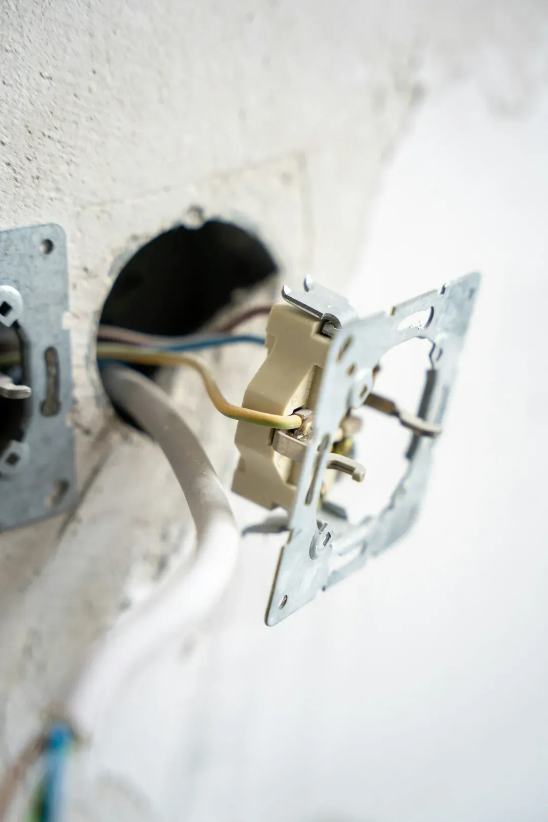 DIY Light Fixtures and Fan Installs Without Boxes (Image Credits: Unsplash)