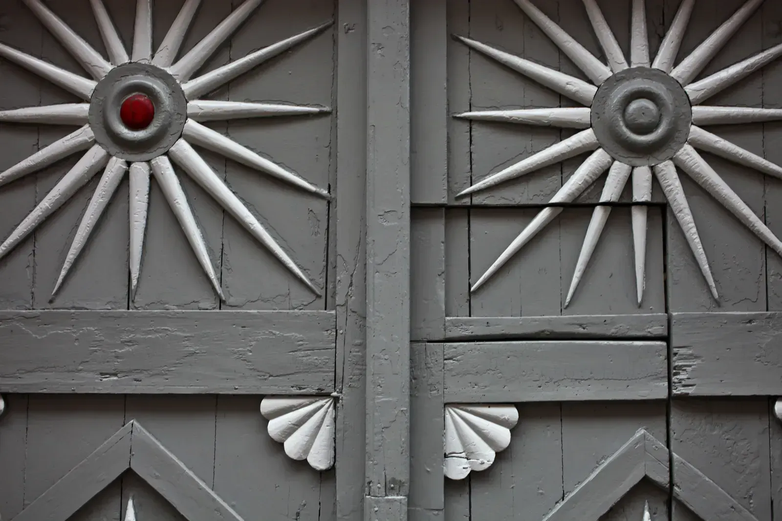 1. Cement Gray Front Doors (Image Credits: Grey door, CC BY 2.0, https://commons.wikimedia.org/w/index.php?curid=80621318)