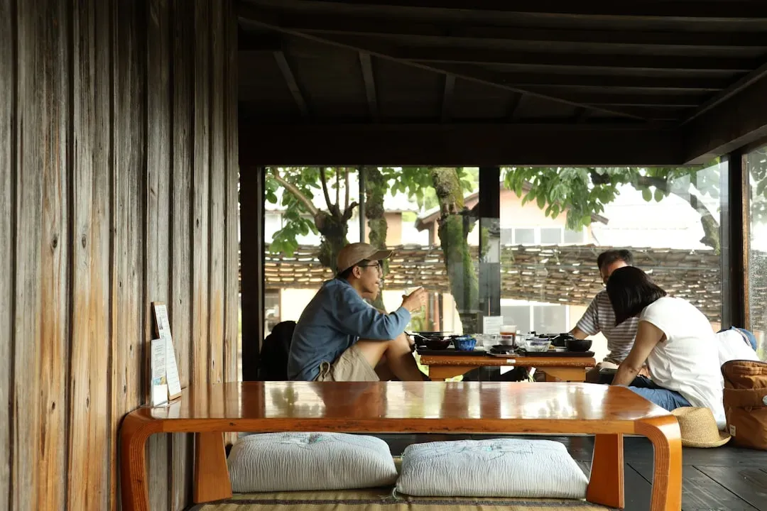 2. The Infinite-Menu Chain Near a Major Attraction (Image Credits: Unsplash)