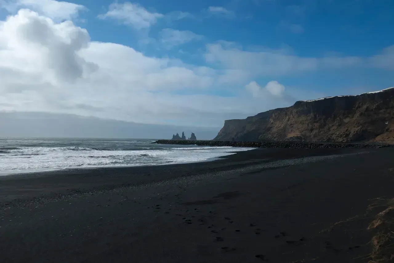 Reynisfjara Black Sand Beach, Iceland (Image Credits: Pixabay)