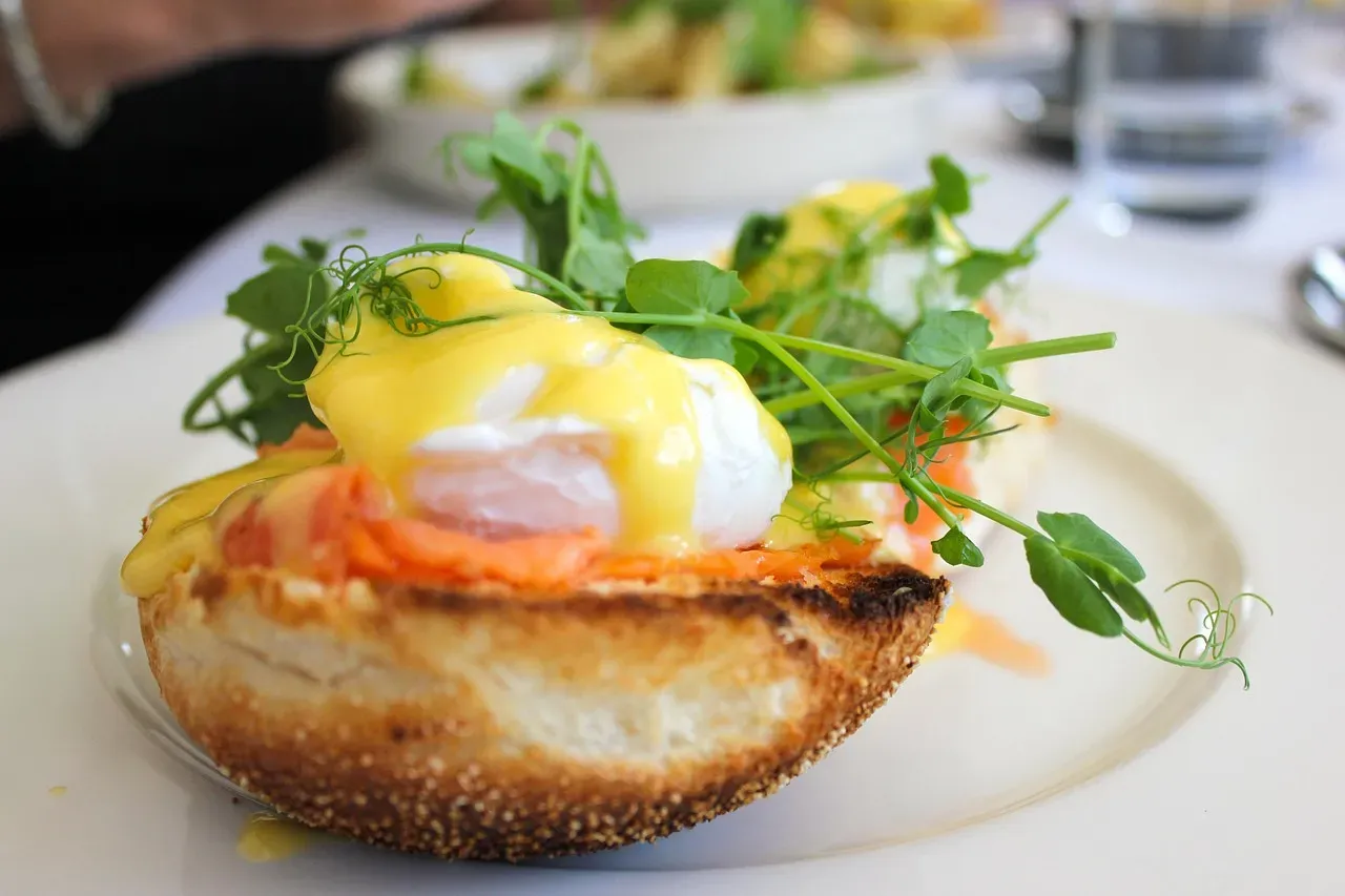 Eggs Benedict During Brunch Rush (Image Credits: Pixabay)