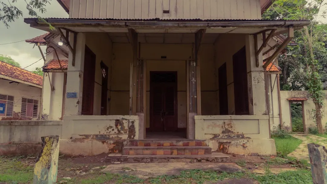 2. Rising Vacancy Rates and Homes That Won't Sell (Image Credits: Unsplash)