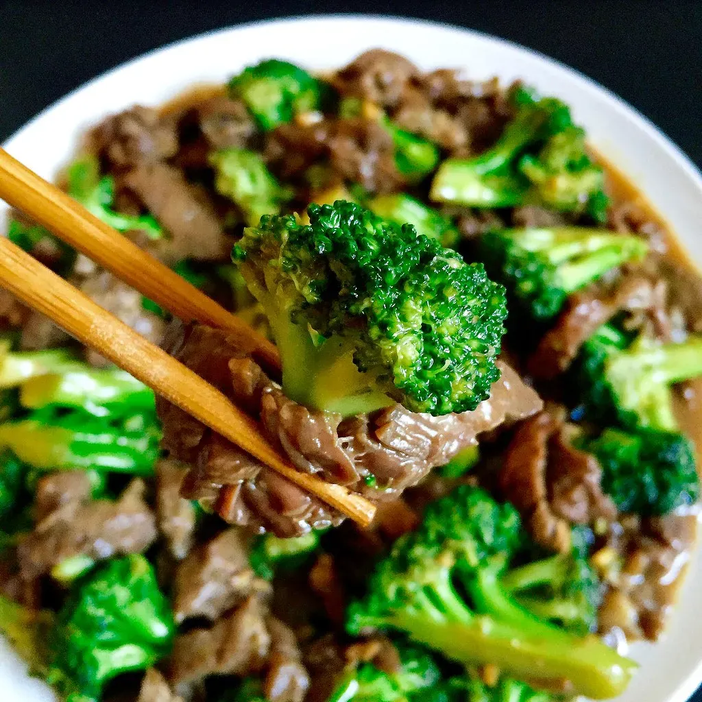 Beef and broccoli stir-fry (joyosity, Flickr, CC BY 2.0)