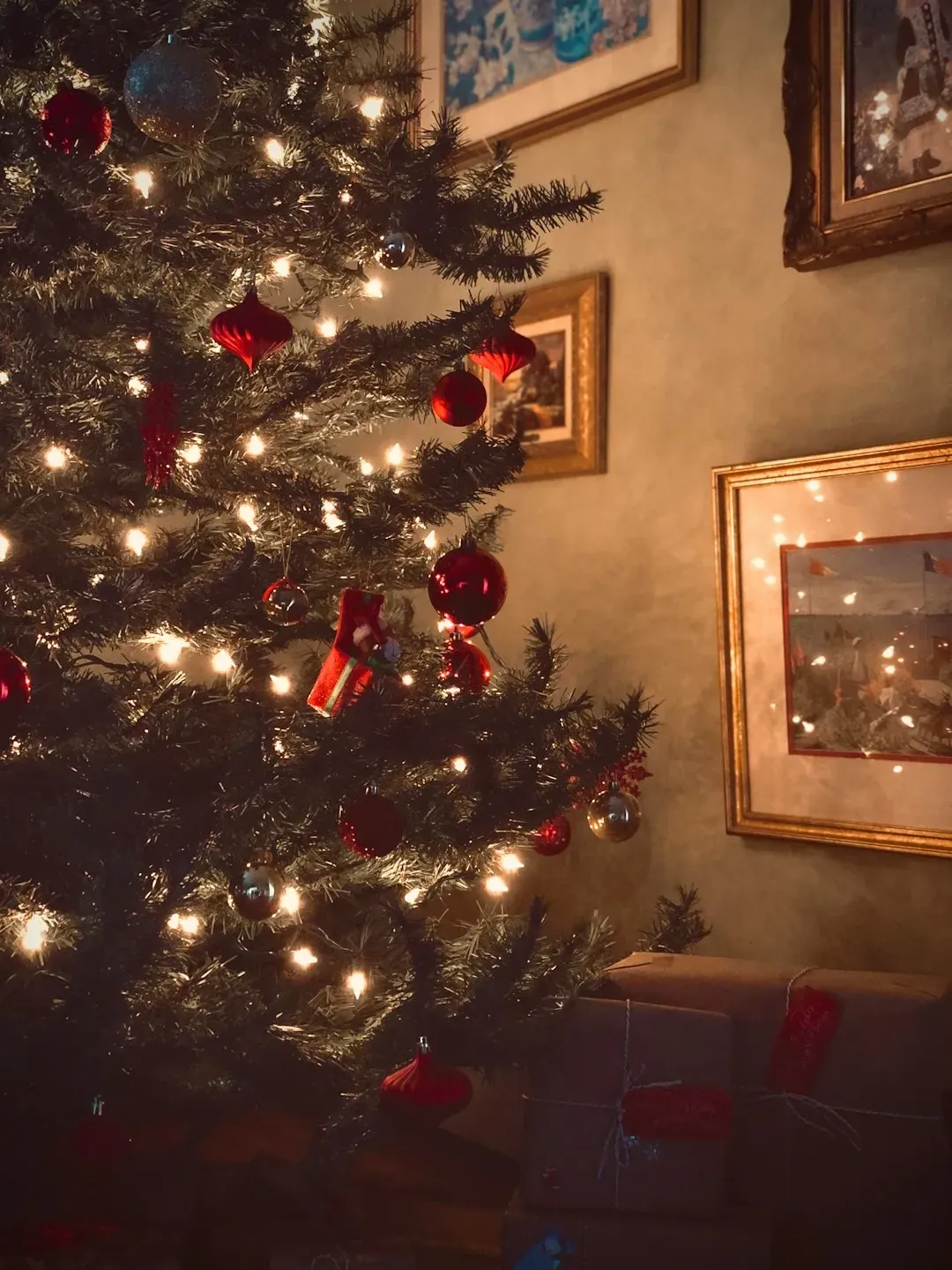 Vintage Christmas Ornaments (Image Credits: Unsplash)