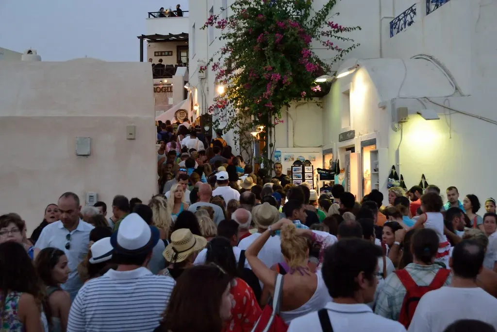 3. Santorini, Greece: Too Beautiful for Its Own Good (Cha già José, Flickr, CC BY-SA 2.0)