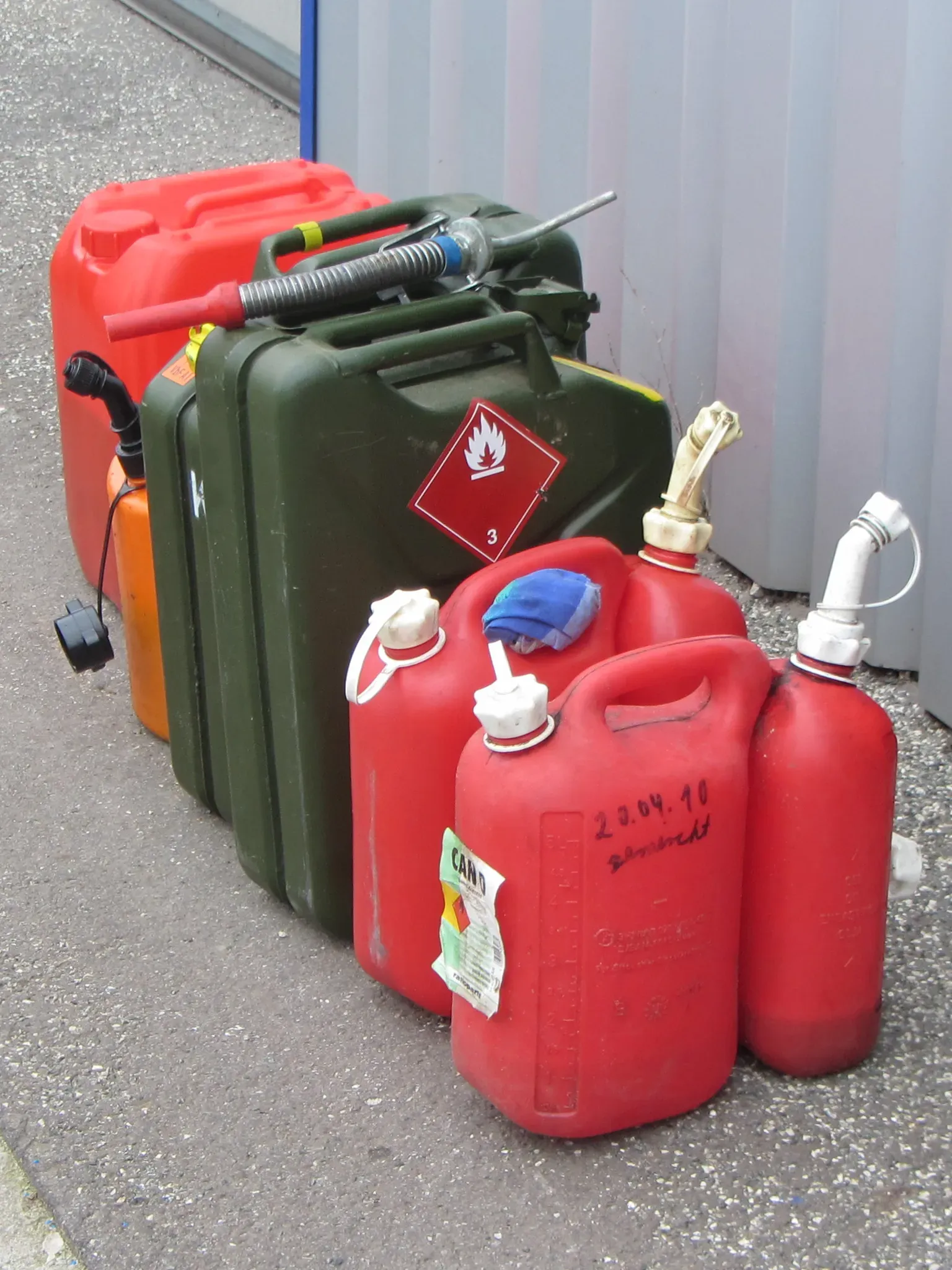 2. Improperly Stored Gasoline Inside the Home or Garage (By Thiemo Schuff, CC BY-SA 3.0 de)