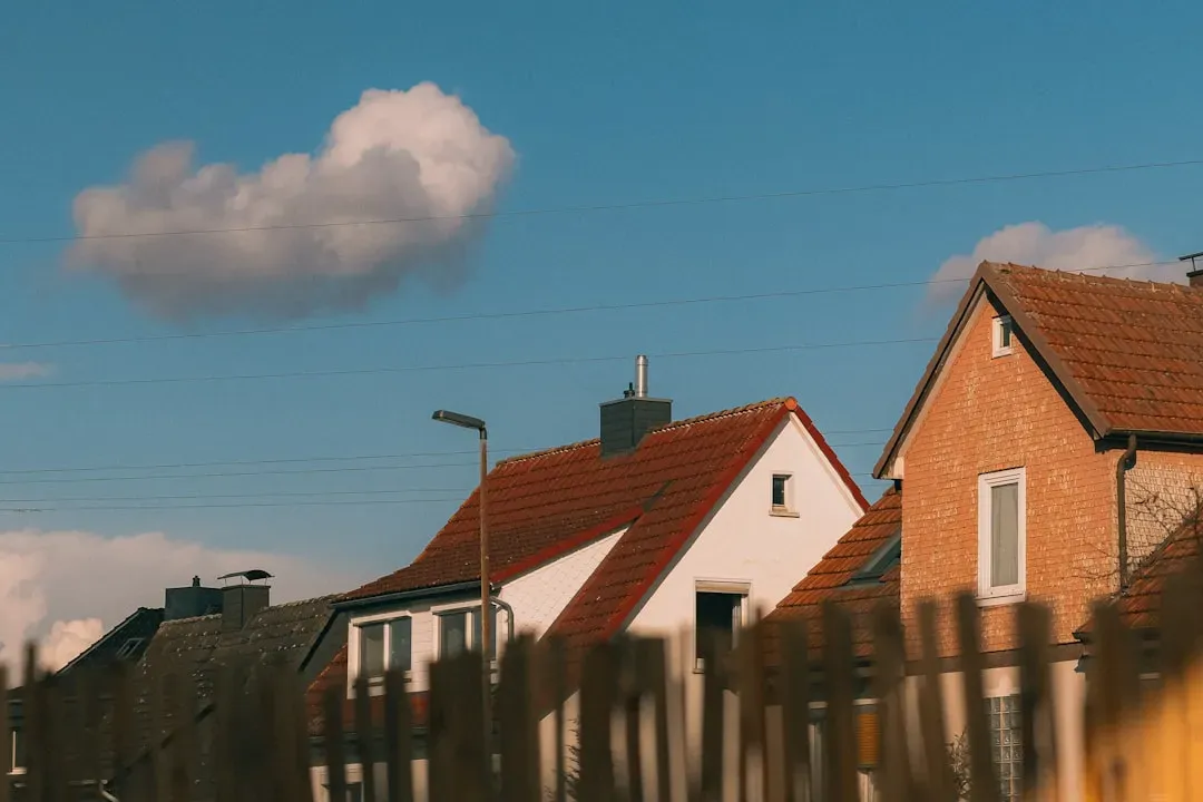 The Ripple Effect on the Entire Housing Market (Image Credits: Unsplash)