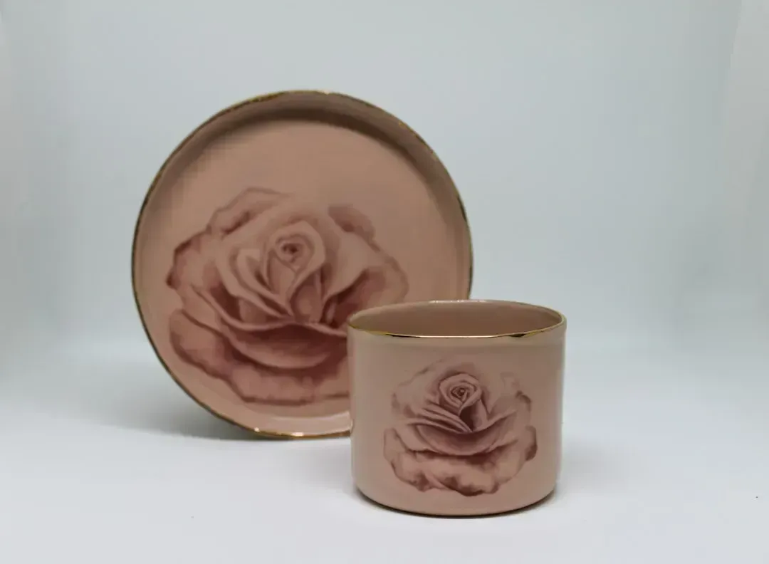 Chinese Export Famille Rose Dragon Pattern (Image Credits: Unsplash)