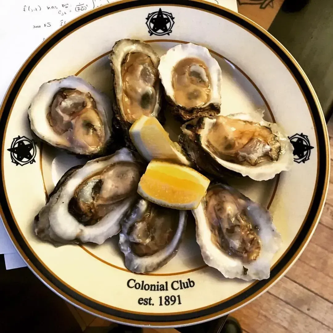 Fresh Oysters: The Perfect Palate Cleanser to Start (Image Credits: Wikimedia)