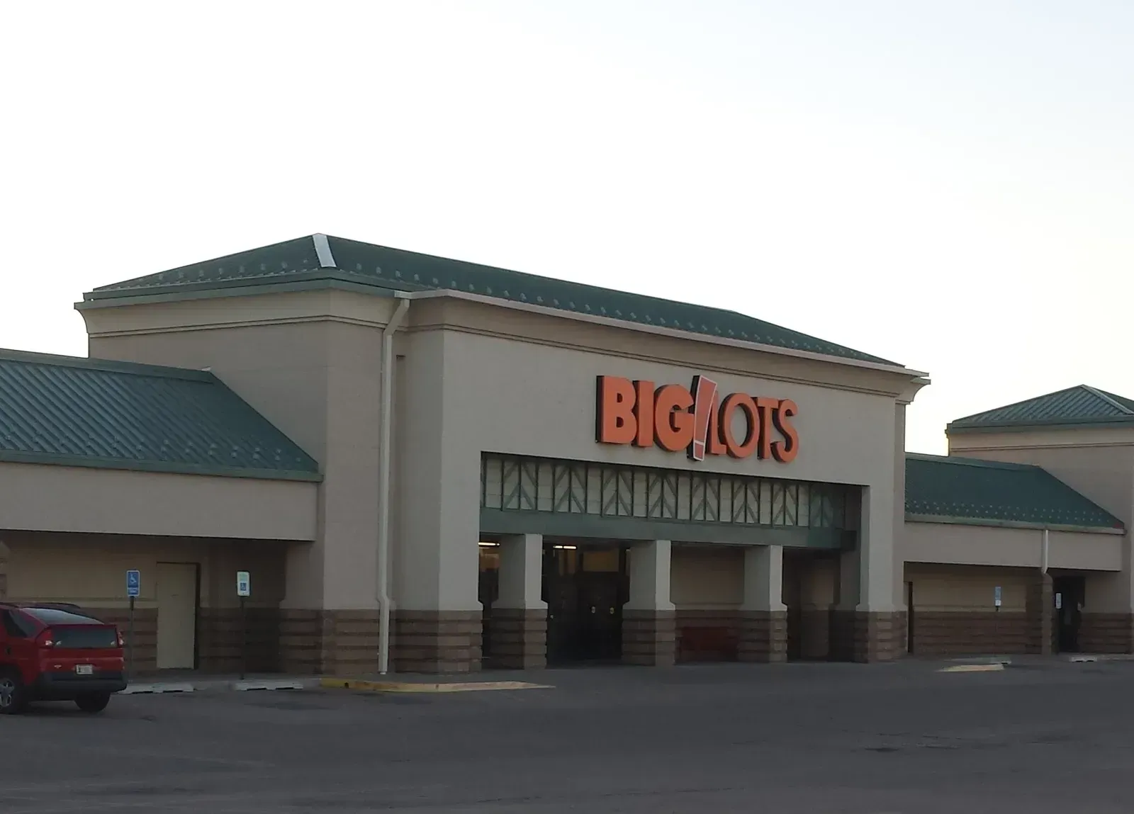 Big Lots: The Deep Discounter That Couldn't Discount Enough (Image Credits: Big Lots Black Friday, CC BY 2.0, https://commons.wikimedia.org/w/index.php?curid=102920607)
