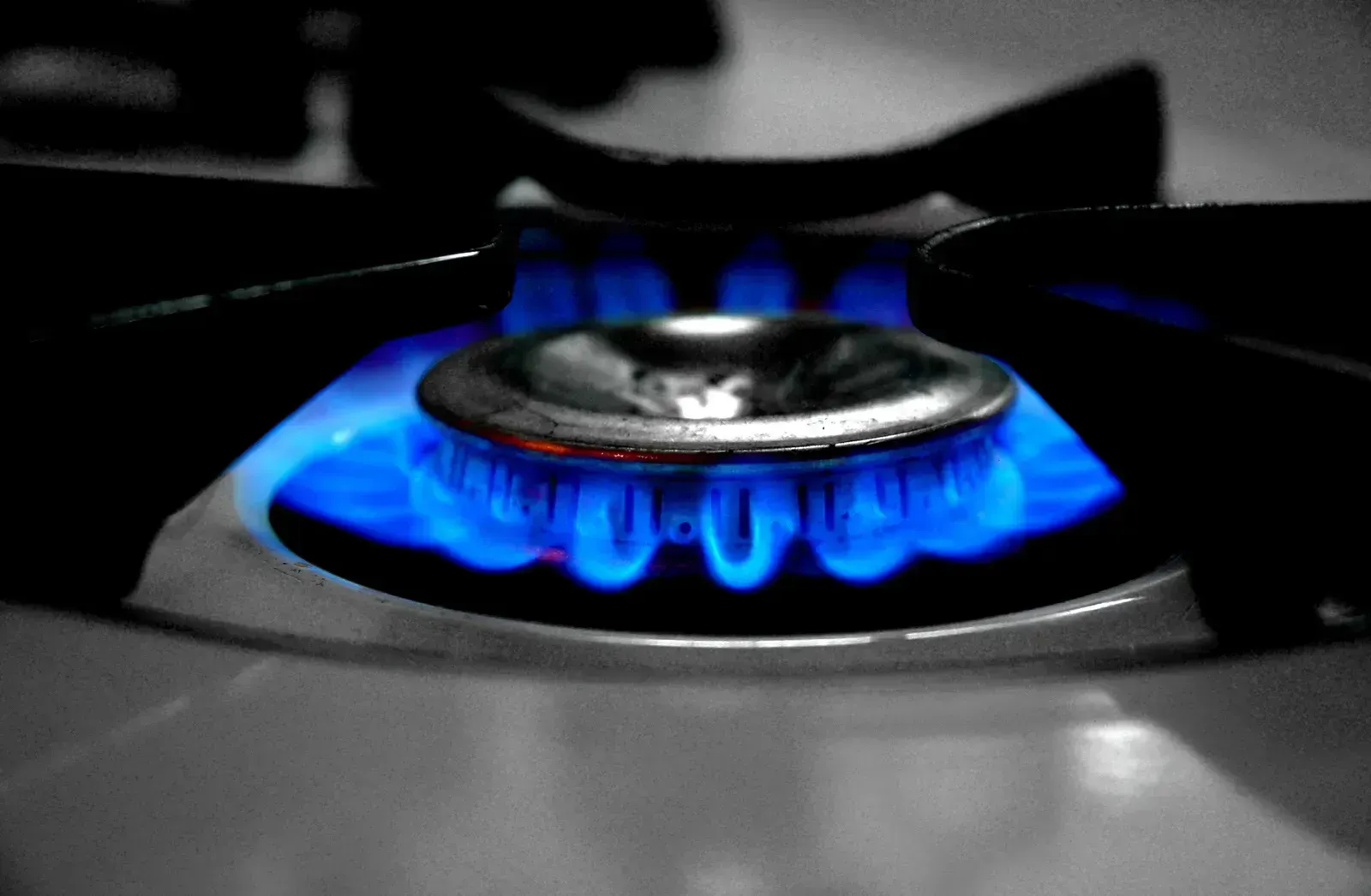 6. Stovetops and Ovens Left On After Cooking (Image Credits: Wikimedia)
