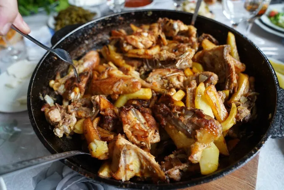 Chicken and rice skillet (Image Credits: Pexels)