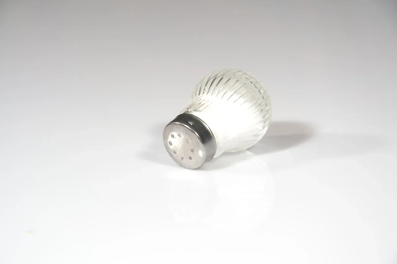 3. The Millionaire Collection Salt and Pepper Shakers - Atomic Age Gold (Image Credits: Pixabay)