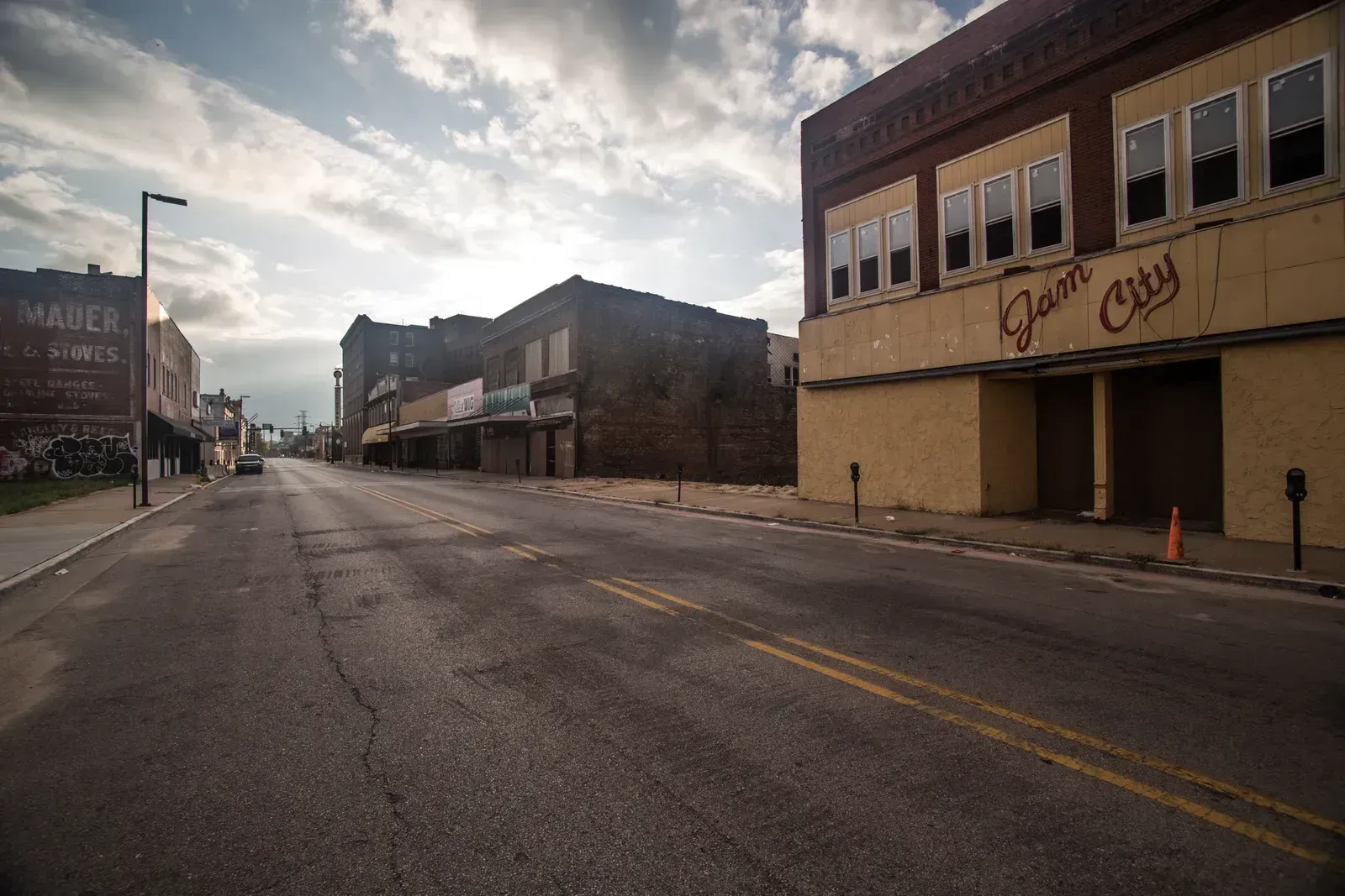 East St. Louis, Illinois: A City Struggling to Recover (Image Credits: Collinsville Avenue, CC BY 2.0, https://commons.wikimedia.org/w/index.php?curid=56644861)