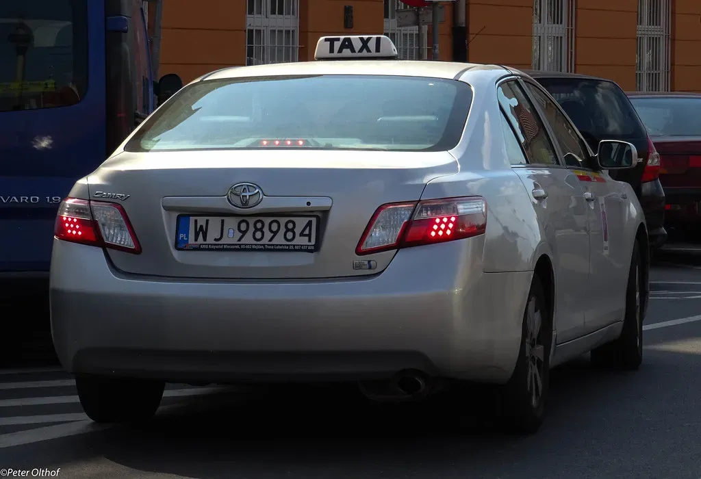 2. Toyota Camry Hybrid - The Midsize Sedan That Went All-In on Efficiency (Image Credits: Flickr)