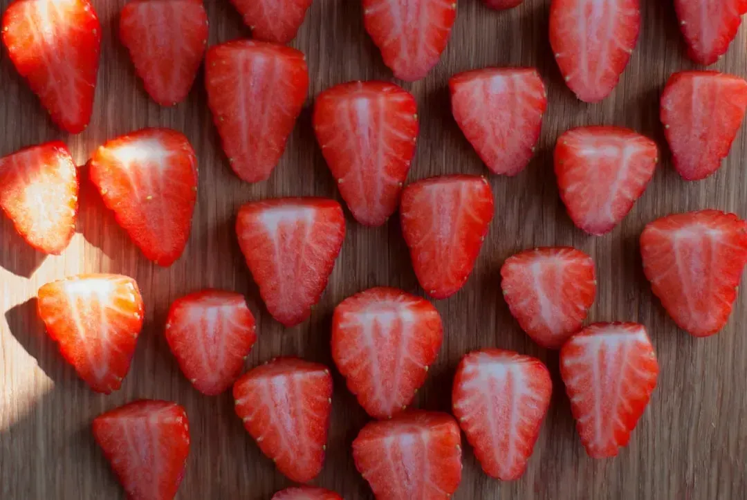 Strawberry Tops (Image Credits: Unsplash)