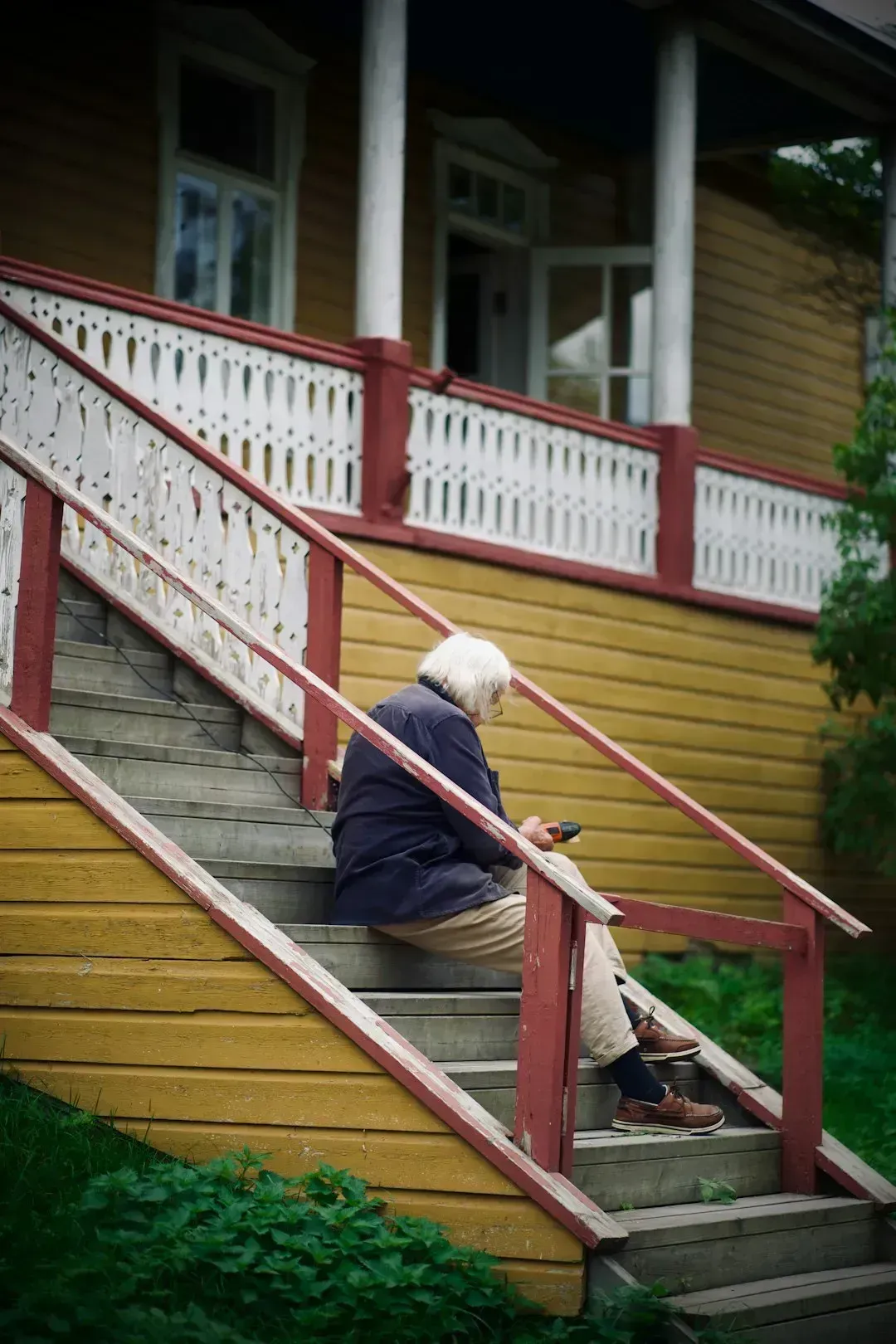 Physical Challenges Make Large Homes Increasingly Dangerous (Image Credits: Unsplash)