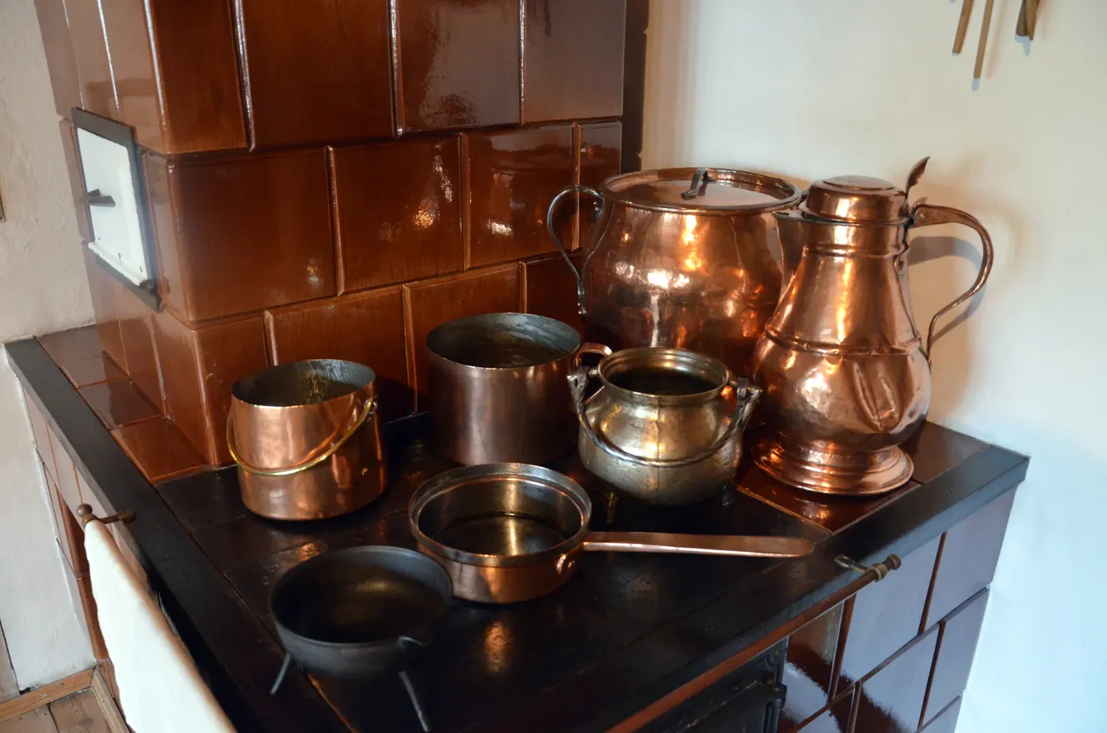 French Copper Cookware with Authentic Markings (Image Credits: Wikimedia)